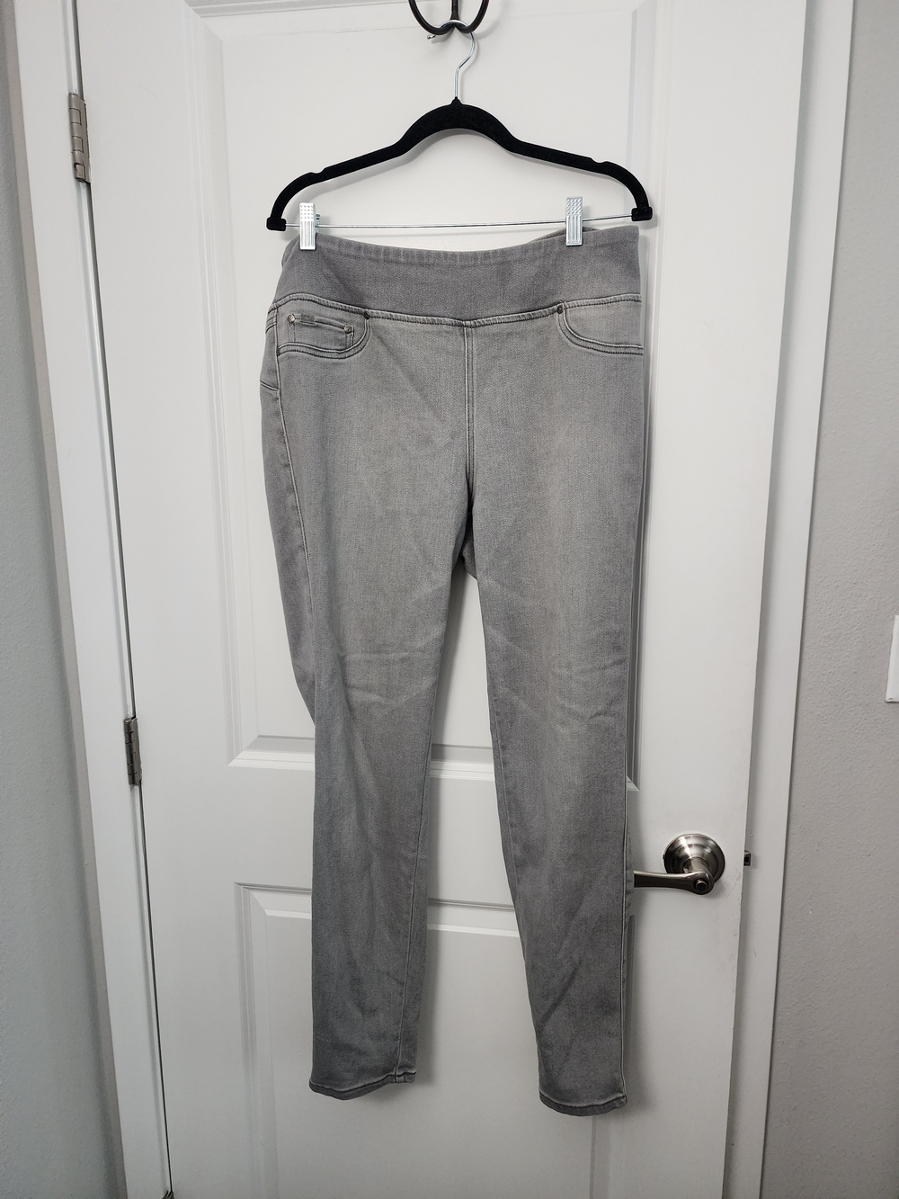 5/$30 DG2 by Diane Gilman Light Gray Pull-On Stretch Jeans